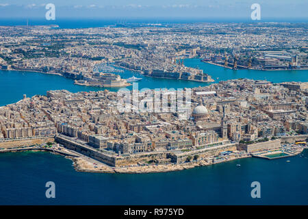 Malta Luftaufnahme. Valletta, die Hauptstadt von Malta, Grand Harbour, Senglea und Vittoriosa) Il-Birgu (Städte, Fort Ricasoli und Fort St. Elmo von oben. Marsaxlokk Stadt und Freeport im Hintergrund. Stockfoto