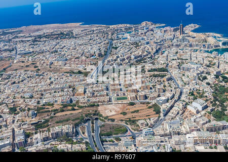 Luftaufnahme der städtischen Malta. Tunnel auf der Autobahn 1 bei Ta'Tage Stadt und Stadtteil Paceville, Teile von St. Julian's (San Giljan) Stadt von oben. Bausteine der Wohnanlagen, Schlafräume. Stockfoto