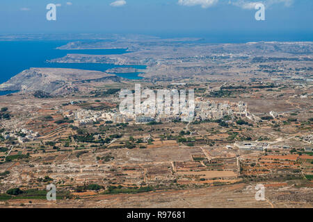 Luftaufnahme von L-Imgarr (Mgarr, Mgiarro) Stadt, Region Nord, Malta Insel. Reiches Ackerland und Weinberge rund um. Panoramafoto von Malta von oben in Richtung Nordwesten und Insel Gozo. Stockfoto