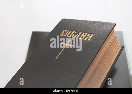 Die christliche Bibel auf eine weiße Fläche. Orthodoxe Bibel. Übersetzung - Bibel. Stockfoto