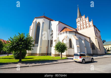 Krompachy, Slowakei - 28.August 2016: St. James Basilika von Levoča. antike Architektur von Namestie Majstra Pavla Straße. Polizei Auto auf der Straße Stockfoto