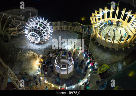 Werk Turda, Rumänien - Apr 30, 2018: Insel auf dem unterirdischen See in Salzbergwerk Salina Werk Turda Museum Stockfoto