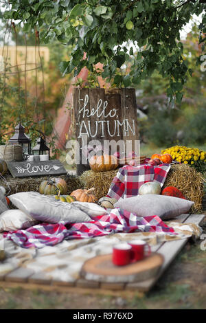 Ernte der Kürbis. Vintage iron Lantern im Herbst Szene outdoor. Herbst Weinlese Einrichtung mit Laternen und Kürbisse Stockfoto