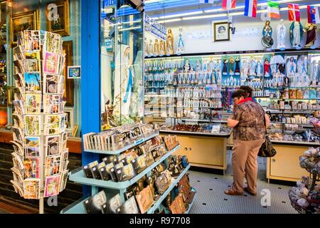 Lourdes (Frankreich). Religiöse Statuen für den Verkauf in einem Souvenirshop. Stockfoto