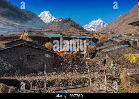 Die ethnisch tibetischen Dorf Lho in der Manaslu Region der Nepal Himalaya liegt auf den Manaslu Circuit trekking Route. Manaslu peak in Distanc Stockfoto