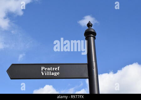 Zweisprachiges Schild für das Dorf in South West Wales, Großbritannien auf einem schönen blauen Himmel. Stockfoto