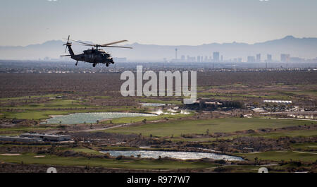 Ein HH-60G Pave Hawk Hubschrauber auf der 34 Waffen Geschwader zugewiesen fliegt über einen Golfplatz in Las Vegas, Dez. 12, 2018. Der Hubschrauber flog in Richtung der Nevada Test und Training Strecke in die Waffen, die Schule Integration zu beteiligen. (U.S. Air Force Foto von älteren Flieger Andrew D. Sarver) Stockfoto