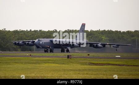 Ein US Air Force B-52 Stratofortress Bomber, dem 96Th Expeditionary Bomb Squadron zugeordnet, bereitgestellt von Barksdale Air Force Base in Louisiana, zieht aus der Royal Australian Air Force (RAAF) Darwin, Australien, zu Andersen Air Force Base, Guam, Dez. 9, 2018 zurückzukehren. Die B-52 wurde im raaf Darwin, Australien in der übung Blitz konzentrieren, eine australische Training übung um Verbesserung, Entwicklung und Integration der Fähigkeiten der Partner im Rahmen der Enhanced Air Zusammenarbeit (EGZ) unter der Kraft Körperhaltung Initiative zwischen den Vereinigten Staaten und Australien entwickelt. (U.S. Air Force Stockfoto