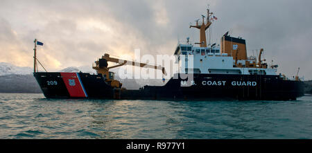 Die Crew der Coast Guard Cutter Platane ist unterwegs in der Nähe von Córdoba, Alaska, Dez. 12, 2018. Die Crew bereitete ein kleines Boot Transfer für Fremdfirmen zum Ufer nach completeing eine Boje starten Mission in der Nähe des Hinchinbrook Eingang zum Prince William Sound. U.S. Coast Guard Foto von Petty Officer 1st Class Nate Littlejohn. Stockfoto