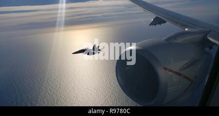 181211-N-ES 277-001 NAVAL STATION Rota, Spanien (31. 10, 2018) Eine F/A-18F der "Roten Ripper" von Strike Fighter Squadron (VFA) 11 angefügten abzufangen, das Training mit einem P-8A Poseidon "tridents" der Patrol Squadron (VP) 26. Dez. 10, 2018 beigefügte abgeschlossen ist. VP-26, in Jacksonville, Florida, homeported in Theater September 2018 eingetroffen und wird aus der Naval Air Station Sigonella, Italien. (U.S. Marine Foto von Mass Communication Specialist 1. Klasse Sean R. Morton/Freigegeben) Stockfoto