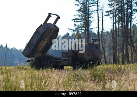 Soldaten aus 1 Battalion, 94th Field Artillery Regiment, 17 Field Artillery Brigade Preform einem trockenen Feuer von M142 High Mobility Artillery Rocket System, 13.02.2018: Joint Base Lewis-McChord, Washington Der 17 FA BDE. führt Batterie- und Unternehmensbewertungen in Vorbereitung auf die bevorstehende Bataillon Auswertungen. (U.S. Armee video von Staff Sgt. Jakob Kohrs, 17 FA BDE PAO) Stockfoto