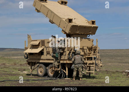 Soldaten aus 17 Field Artillery Brigade ein Q-53 Radar System zu üben tracking Mörtel Runden, die in einem nahe gelegenen Bereich abgefeuert werden, April 15, 2018 an der Orchard Combat Training Center, Idaho. Der 17 FA BDE. führt die jährliche Bataillon Auswertungen für die Feuerwehr Unterstützung 308th Battalion und 1St Battalion, 94th Field Artillery Regiment. (U.S. Armee video von Staff Sgt. Jakob Kohrs, 17 FA BDE PAO) Stockfoto