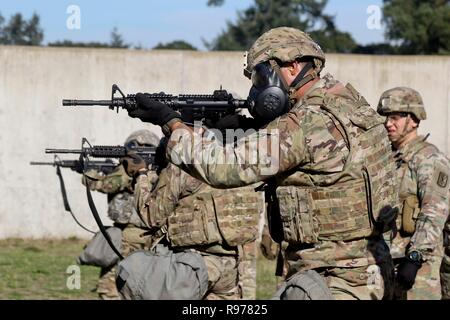 Soldaten aus 17 Field Artillery Brigade Feuer an Zielen mit ihren M4 Carbine Rifles und M50 Gasmasken auf während einem stress Schießen, Sept. 25, 2018 Joint Base Lewis-McChord, Washington Der 17 FA BDE. Seine jährliche besten Krieger Wettbewerb führt. Dieses ist, wo die besten Soldaten in die Brigade für den Soldaten und Non-Commissioned Officer des Jahres konkurrieren. (U.S. Armee video von Staff Sgt. Jakob Kohrs, 17 FA BDE PAO) Stockfoto