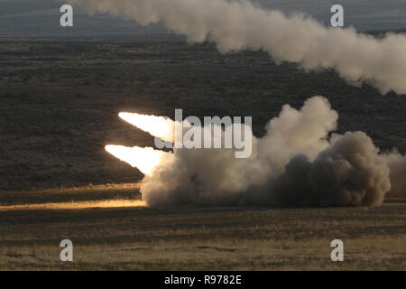 Soldaten aus 5 Bataillon, 3 Field Artillery Regiment, 17 Field Artillery Brigade Feuer ripper Ausbildung runden aus dem M142 High Mobility Artillery Rocket System als Teil ihrer Artillerie Tabelle Qualifikationen, Nov. 12, 2018 in Yakima Training Center, Washington Qualifikationen sind ein Brand auf die korrekte Ausführung der Artillerie Tabelle VI und ist eine halbjährliche externe Validierung der Abschnitte/Teams. Das Bataillon Master Gunner mit Aufsicht des Bataillon Command Sgt. Maj beachten Sie die Qualifikationen und hält fest, ob die Abschnitte/Teams gut zu gehen. (U.S. Armee Video durch das Personal Stockfoto