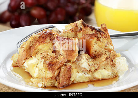 15436867 - french toast Casserole mit Ahornsirup. Mit Sahne Käse Käse in die Mitte gemacht. frischen Weintrauben und Orangensaft im Hintergrund. Stockfoto