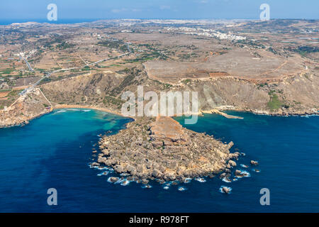 Luftaufnahme von Ghajn Tuffieha Bay Strand. Mellieha (Il-Mellieha), Region Nord, Malta Insel. Malta von oben. Stockfoto