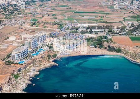 Luftaufnahme von Golden Bay Beach, Ghajn Tuffieha Bay. Mellieha (Il-Mellieha), Region Nord, Malta Insel. Malta von oben. Stockfoto
