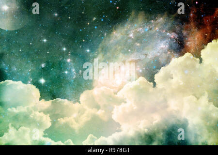 Ein Foto auf der Grundlage cloud Scape mit Wolken, Sterne und Mond mit weit entfernten Galaxien mit 'Elemente dieses Bild von der NASA'-Abbildung eingerichtet Stockfoto