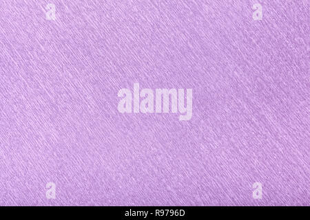 Die Textur der violette Hintergrund der wellige Wellpappe, Nahaufnahme. Struktur der zerknittert crepe Licht lila Karton Makro. Stockfoto