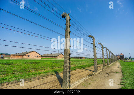 Zaun und Wachturm umliegenden Wohngebäude in Konzentrationslager Auschwitz-Birkenau durch die Nazis während des Zweiten Weltkriegs verwendet, Polen Stockfoto