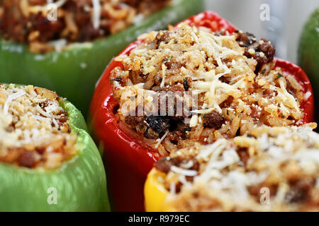 Gebackene Paprika gefüllt mit Rindfleisch, Reis, Gemüse und Käse mit extrem geringer Tiefenschärfe. Stockfoto
