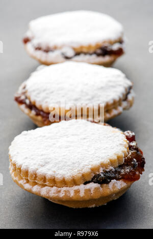 Drei Mince Pies bestäubt mit Puderzucker Stockfoto