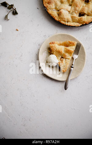 Eine Scheibe von einem Apple Pie, serviert mit einer Kugel Vanilleeis Stockfoto
