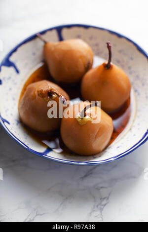 Tee pochierte Birnen mit Anis, Zimt und anderen Gewürzen Stockfoto
