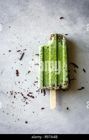 Matcha und Mint Chocolate Chip Eis am Stiel Stockfoto