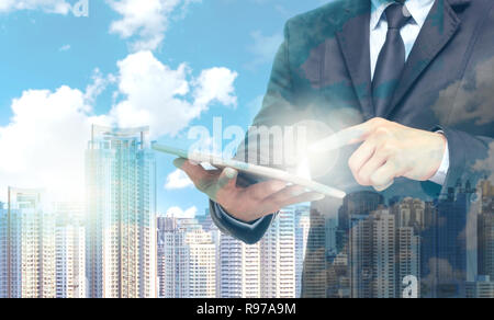 Doppelbelichtung Geschäftsmann mit der Tablette auf stadtbild Hintergrund, Business Konzept Stockfoto