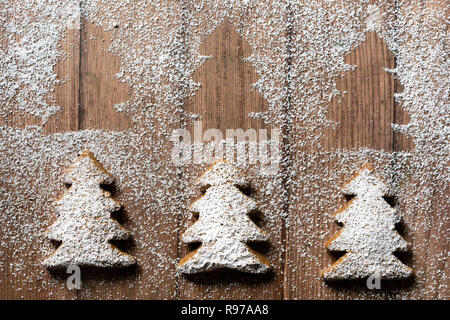 Drei Weihnachtsbaum geformte Lebkuchen Cookies. Stockfoto