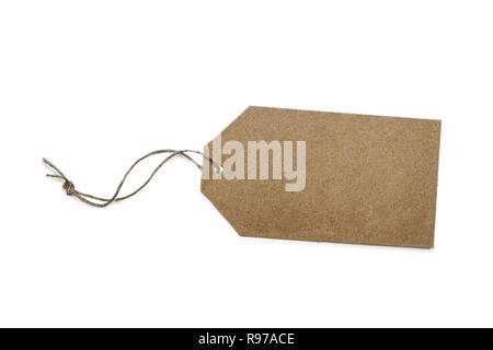 Plain Geschenk oder Verkäufe tag mit rustikalen String auf weißem Hintergrund mit Licht Schatten isoliert. Leer, mit kopieren. Beschneidungspfad enthalten. Stockfoto