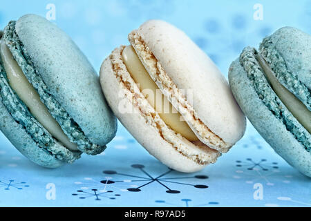 Blueberry und Vanille macarons in einer Reihe. Extrem flache Tiefenschärfe mit selektiven Fokus auf MACARONS. Stockfoto