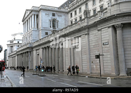 Bank von England auf Threadneedle Street in der City von London und street scene Menschen zu Fuß im Winter England UK KATHY DEWITT Stockfoto