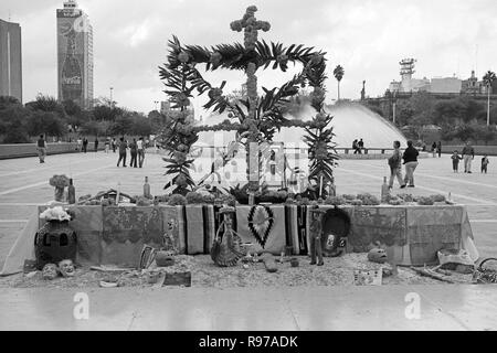 MONTERREY, NL/MEXIKO - Nov 2, 2003: Tag der Toten Altar im Santa Lucia's Esplanade, vor dem Museum der Mexikanischen Geschichte, von dem Macroplaza Stockfoto