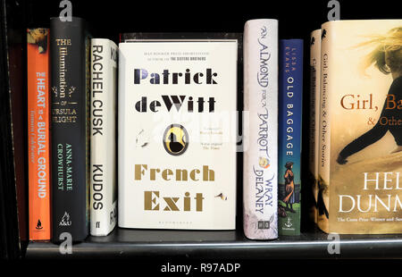 Patrick de Witt Buchfilm Französisch Ausgang auf ein Buch Regal innerhalb Waterstones Buchhandlung Buchhandlung in London England UK KATHY DE WITT Stockfoto