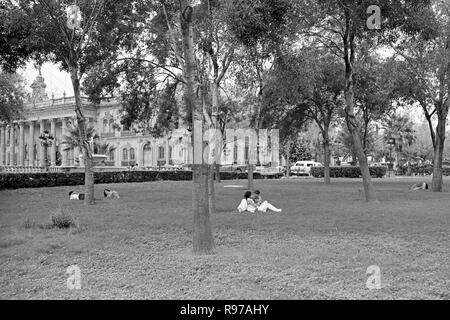 MONTERREY, NL/MEXIKO - Nov 2, 2003: die Menschen Ruhe und die Festlegung auf das Gras auf dem Macroplaza. The Governor's Palace auf dem Hintergrund Stockfoto