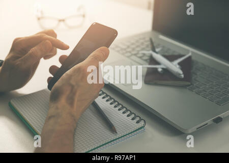 Reiseplanung - Mit smart phone für online Flug und Hotel buchen Stockfoto