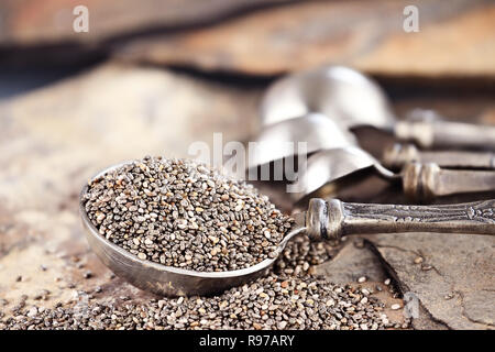 Esslöffel gesunde Chia Samen mit selektiven Fokus und extrem geringe Tiefenschärfe. Stockfoto