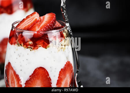 Marco von Chai Saatgut Parfait mit frischen Erdbeeren. Selektiver Fokus mit extrem geringer Tiefenschärfe. Stockfoto