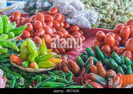 Eine Reihe von Obst und Gemüse, auf einem Markt in Oaxaca, Mexiko Stockfoto