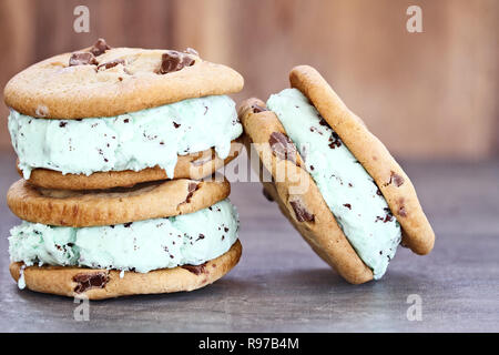 Chocolate Chip mint Eis cookie Sandwiches. Extrem flache Tiefenschärfe mit selektiven auf Cookies. Stockfoto