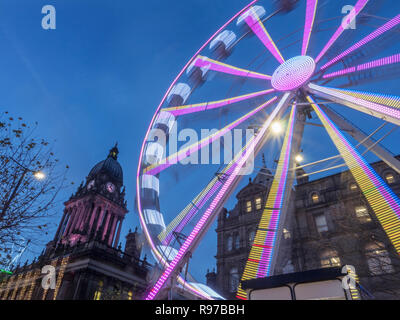 Leeds Rad beleuchtet in der Dämmerung an Weihnachten auf dem Headrow in Leeds West Yorkshire England Stockfoto