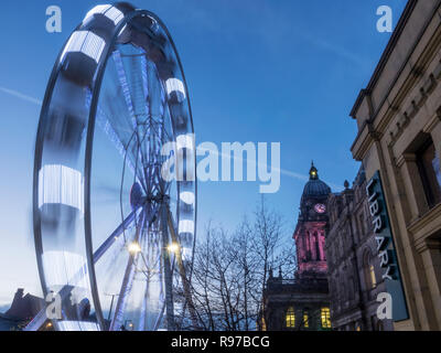 Leeds Rad beleuchtet in der Dämmerung an Weihnachten auf dem Headrow in Leeds West Yorkshire England Stockfoto