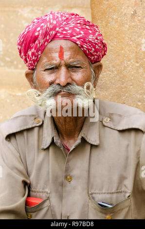 Alter indischer Mann in traditioneller Kleidung mit einem großen Schnurrbart, Jaisalmer, Rajasthan, Indien Stockfoto