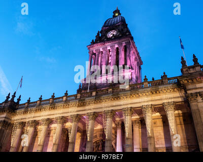 Scheinwerfer am Leeds Rathaus in der Dämmerung an Weihnachten Headrow Leeds West Yorkshire England Stockfoto