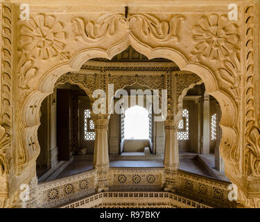 Innenraum der Adeshwar Nath Jain Tempel, Amar Sagar, Jaisalmer, Rajasthan, Indien Stockfoto