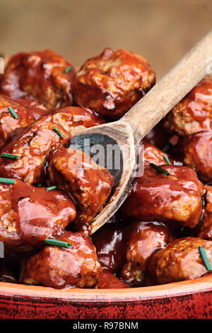 Köstliche Türkei Fleischbällchen in einer reichen Tomatensauce. Extrem flache Tiefenschärfe mit selektiven Fokus. Stockfoto