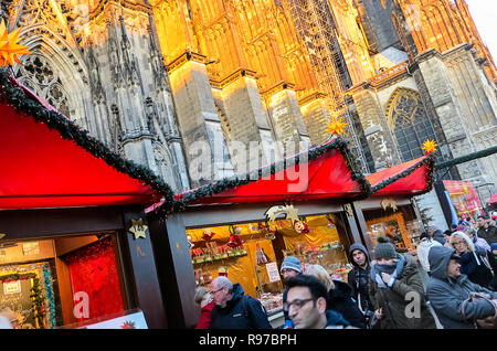 Köln, Deutschland - 13. Dezember 2018: Weihnachtsmarkt auf dem Weltkulturerbe Kölner Dom Stockfoto