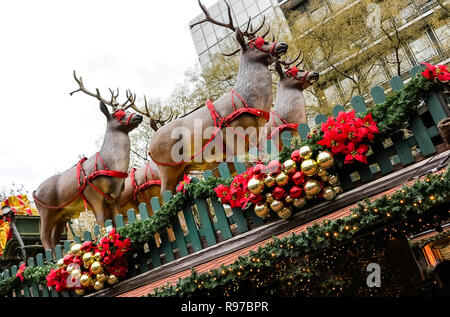 Köln, Deutschland - Der Weihnachtsmarkt mit riesigen Rentier Skulptur auf dem Rudolfplatz square (die "Nicholas Dorf') Stockfoto